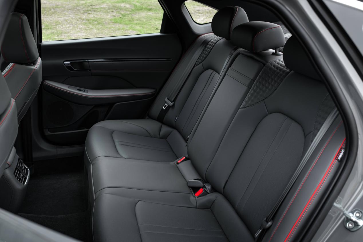 同期出道B级车如何选 大众帕萨特对比现代索纳塔