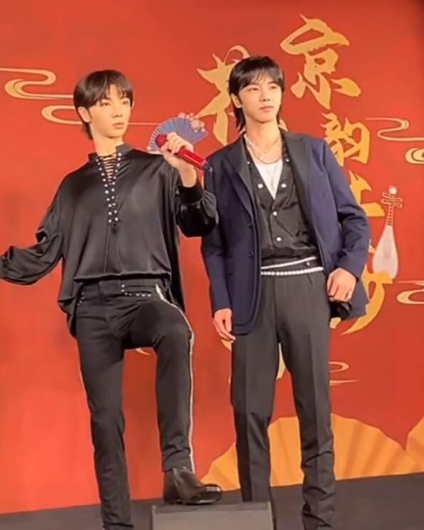 华晨宇与杨幂蜡像合影|《青簪锁三千》超浪漫