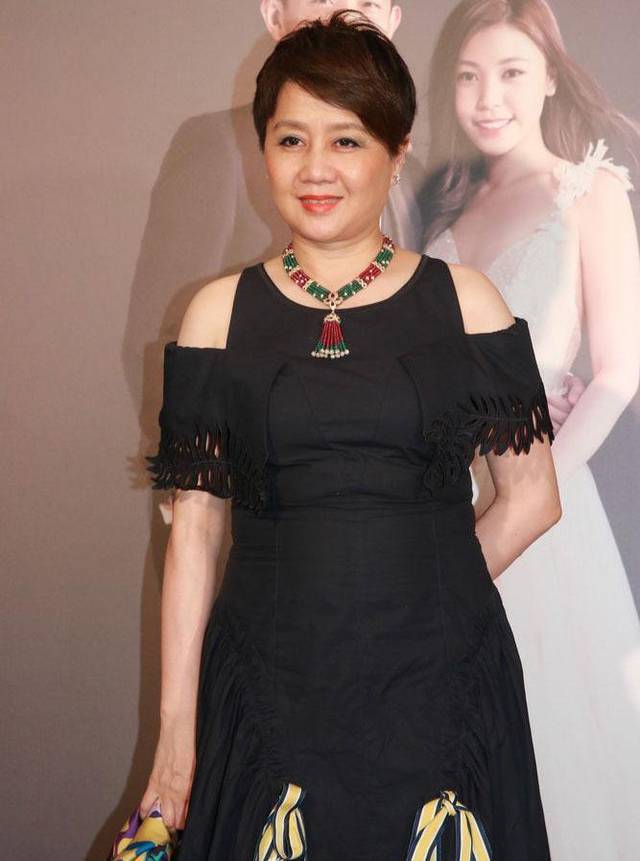 梁安琪不愧是“赌王四太”,穿红色连衣裙神采奕奕,哪像61岁的人 梁安琪不愧是“赌王四太”,穿红色连衣裙神采奕奕,哪像61岁的人