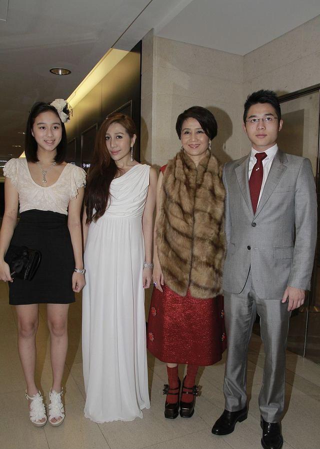 梁安琪不愧是“赌王四太”,穿红色连衣裙神采奕奕,哪像61岁的人 梁安琪不愧是“赌王四太”,穿红色连衣裙神采奕奕,哪像61岁的人