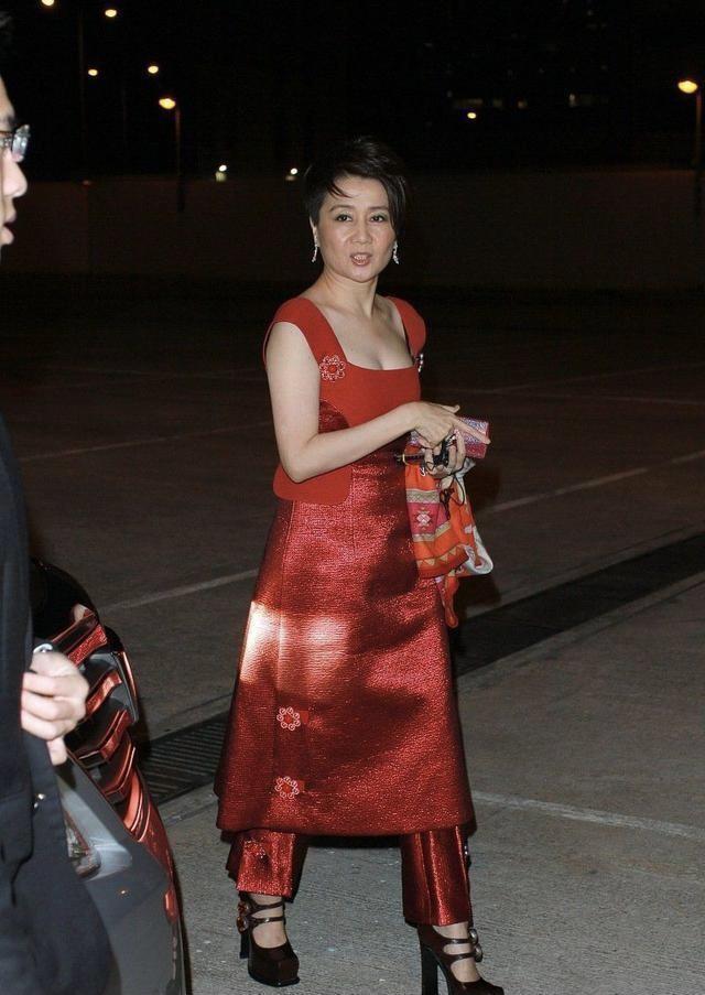 梁安琪不愧是“赌王四太”,穿红色连衣裙神采奕奕,哪像61岁的人 梁安琪不愧是“赌王四太”,穿红色连衣裙神采奕奕,哪像61岁的人