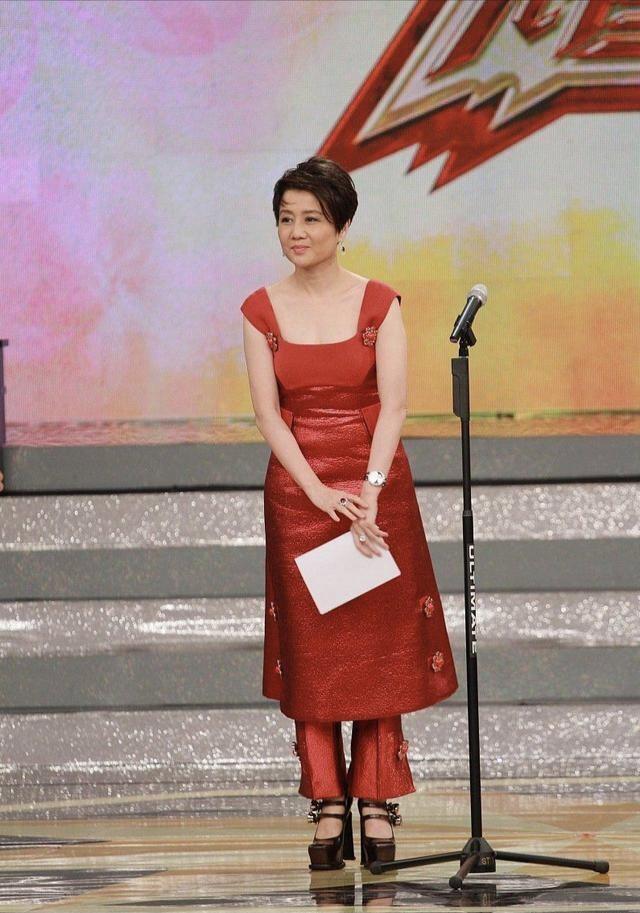 梁安琪不愧是“赌王四太”,穿红色连衣裙神采奕奕,哪像61岁的人 梁安琪不愧是“赌王四太”,穿红色连衣裙神采奕奕,哪像61岁的人