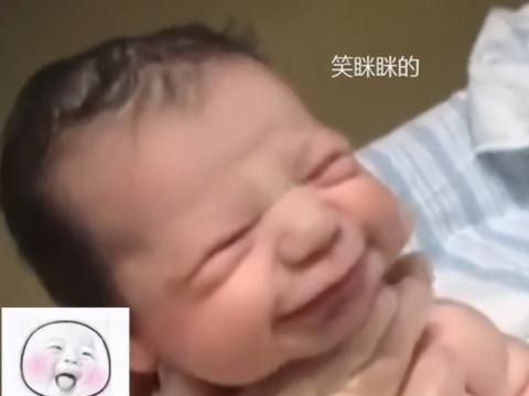 宝宝出生就面带微笑，医生当场就是一巴掌，宝妈竟说打得好？