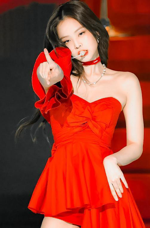 jennie服装太暴露,jennie的胸有多 金智妮新写真翻车,造型拉垮暴露发际线,服装跟发饰不匹配