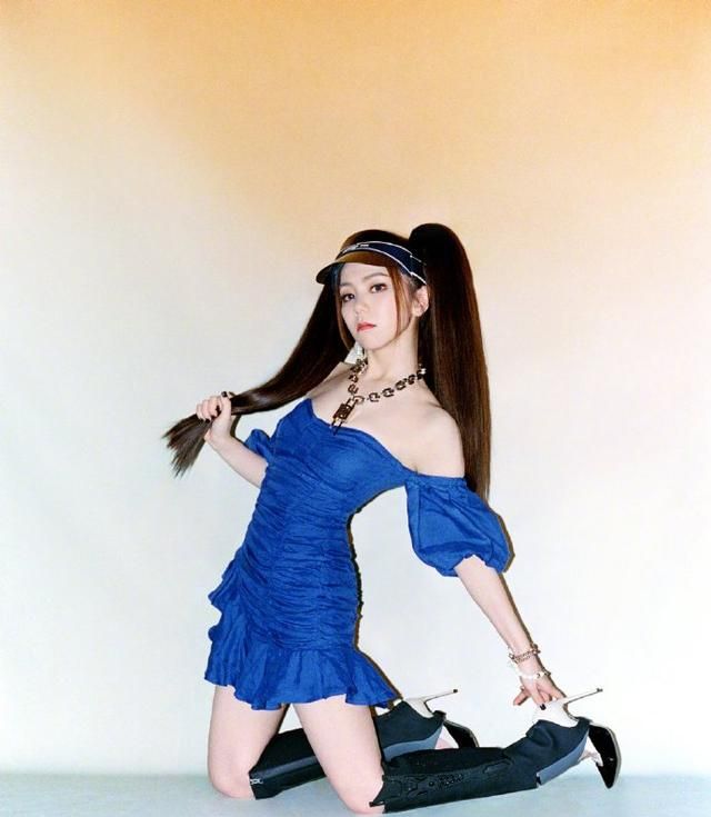 邓紫棋身材绝了粉色t恤配短裤筷子腿吸睛双马尾变鬼马少女