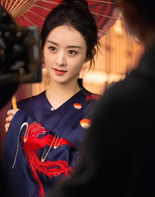 赵丽颖越来越有韵味,穿改良版旗袍,少女感爆棚,看不出是当妈的