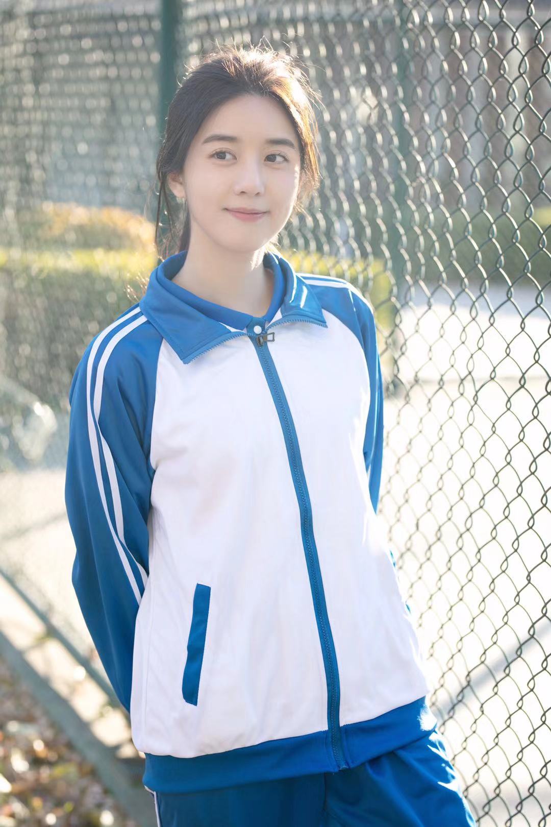 李凯馨穿校服也忒好看了吧确实是眼神是咱们喜欢的校园女神