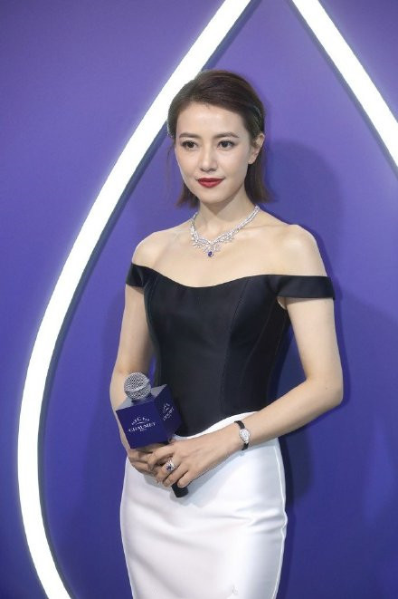 活动当天,网上也陆续曝光过高圆圆的生图美照.