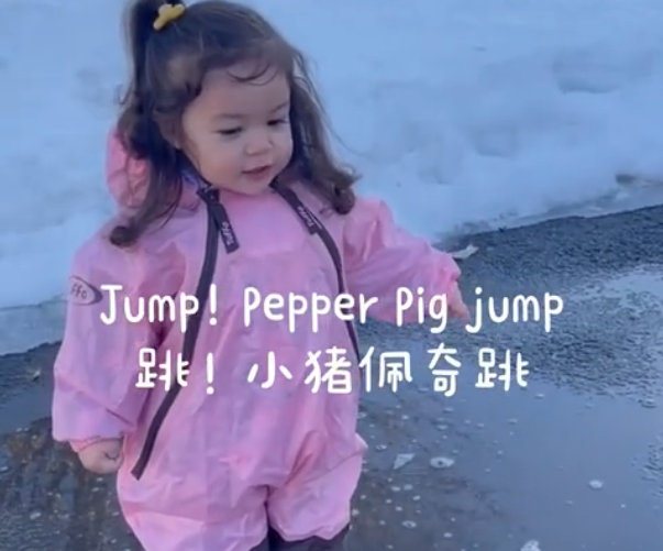 萌娃自己摔跤后，学习小猪佩奇“道歉”火了，网友：也太可爱了吧