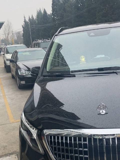 迈巴赫卖100万你觉得值吗，2.0的小发动机，机油保养却需要八升……