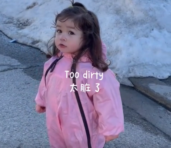 萌娃自己摔跤后,学习小猪佩奇“道歉”火了,网友:也太可爱了吧 萌娃自己摔跤后,学习小猪佩奇“道歉”火了,网友:也太可爱了吧