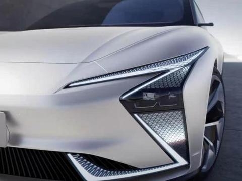 智己这辆未来感十足的轿车，中控大屏贯穿屏幕，还能分开升降