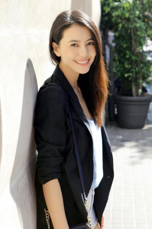 41岁高圆圆产后复出远看身材似20岁少女近看细纹暴露年纪