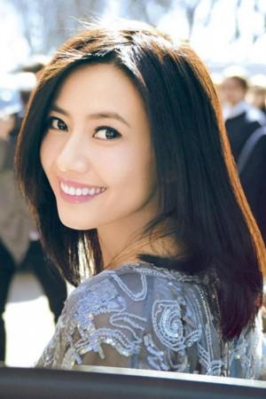41岁高圆圆产后复出,远看身材似20岁少女,近看细纹暴露年纪