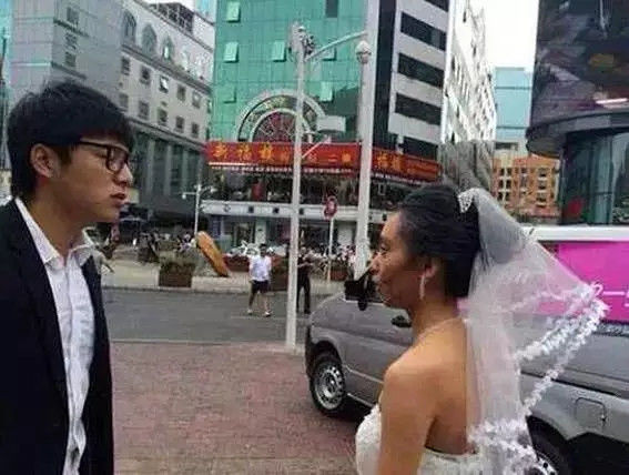 婚纱照情侣照_广西情侣拍婚纱照被困海上,男子紧抱女友不松手,网友:这是真爱(2)