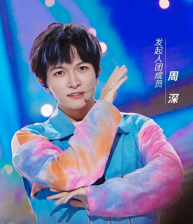 周深在创造营首次唱跳主题曲,并坦言声乐和唱跳都没有