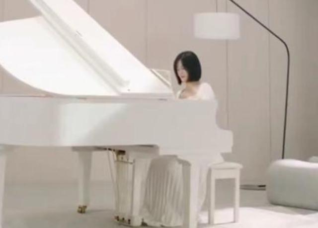 谢娜养胎也不忘工作，走路步伐轻盈、体态圆润，挺着孕肚满脸幸福