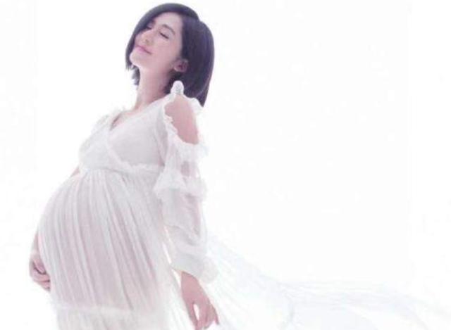 谢娜养胎也不忘工作，走路步伐轻盈、体态圆润，挺着孕肚满脸幸福