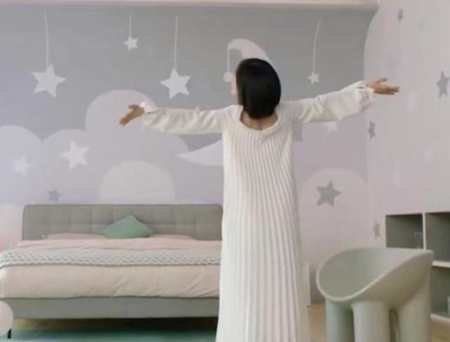 谢娜养胎也不忘工作，走路步伐轻盈、体态圆润，挺着孕肚满脸幸福