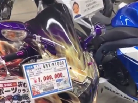 双出排气的铃木大R，改装了全段，全车“极光纹”，上街格外拉风