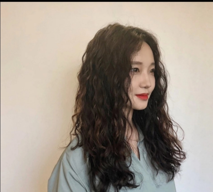 最流行的女生满头烫发发型潮流时尚的你一定不能错过