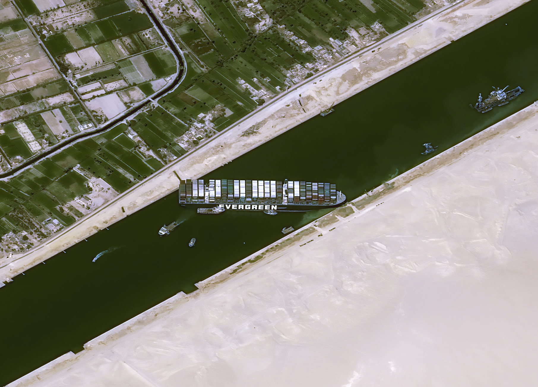 苏伊士运河仍有61艘船排队 有望3日全部通过-侨报网
