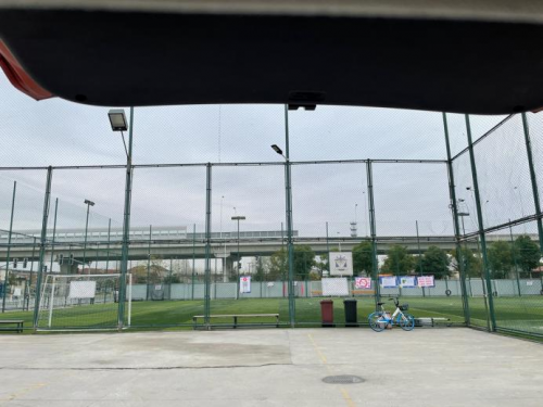 天气变暖，来跟我们一起踢球吧