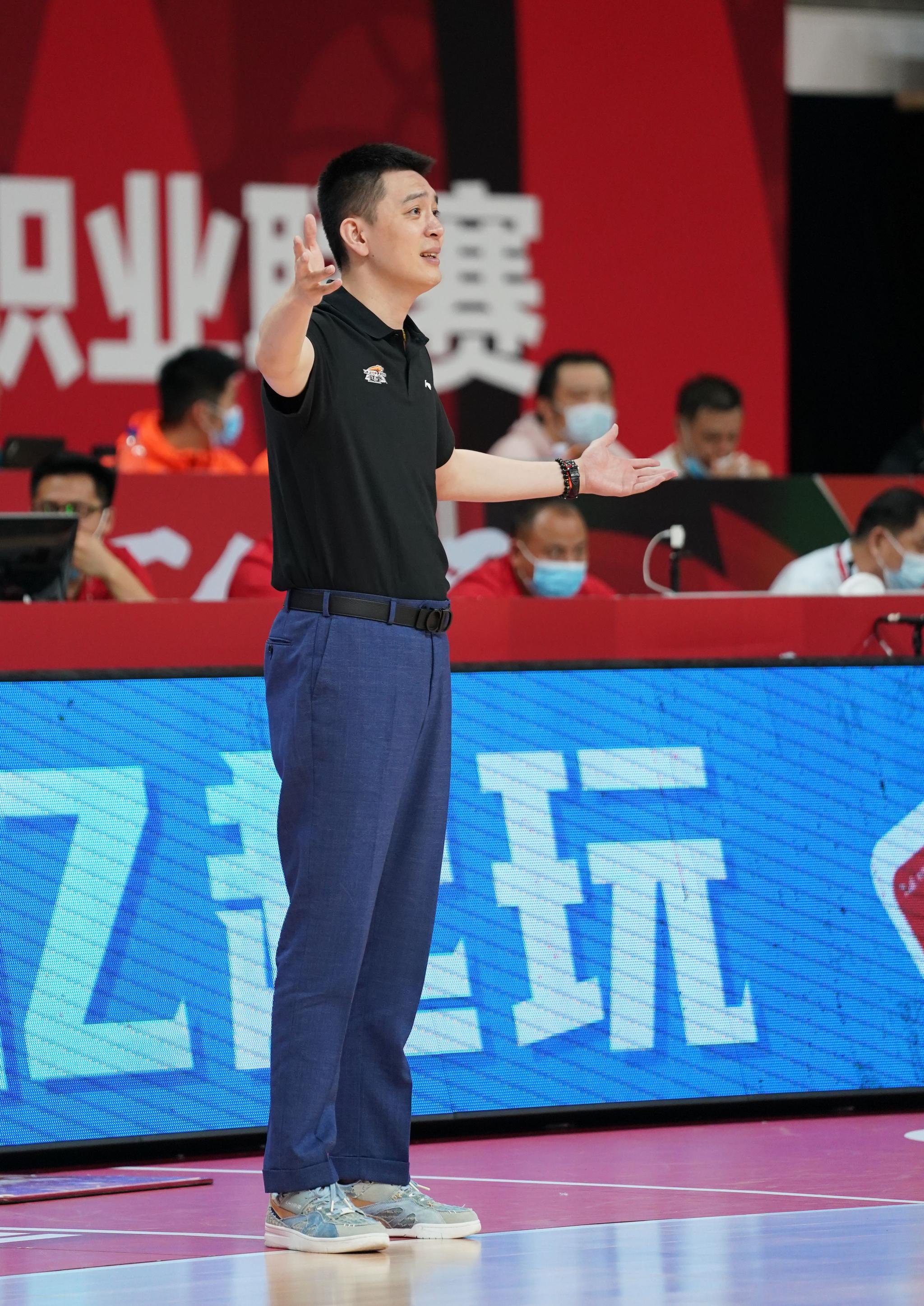3月28日,辽宁本钢队主教练杨鸣在比赛中指挥.新华社记者孟永民摄