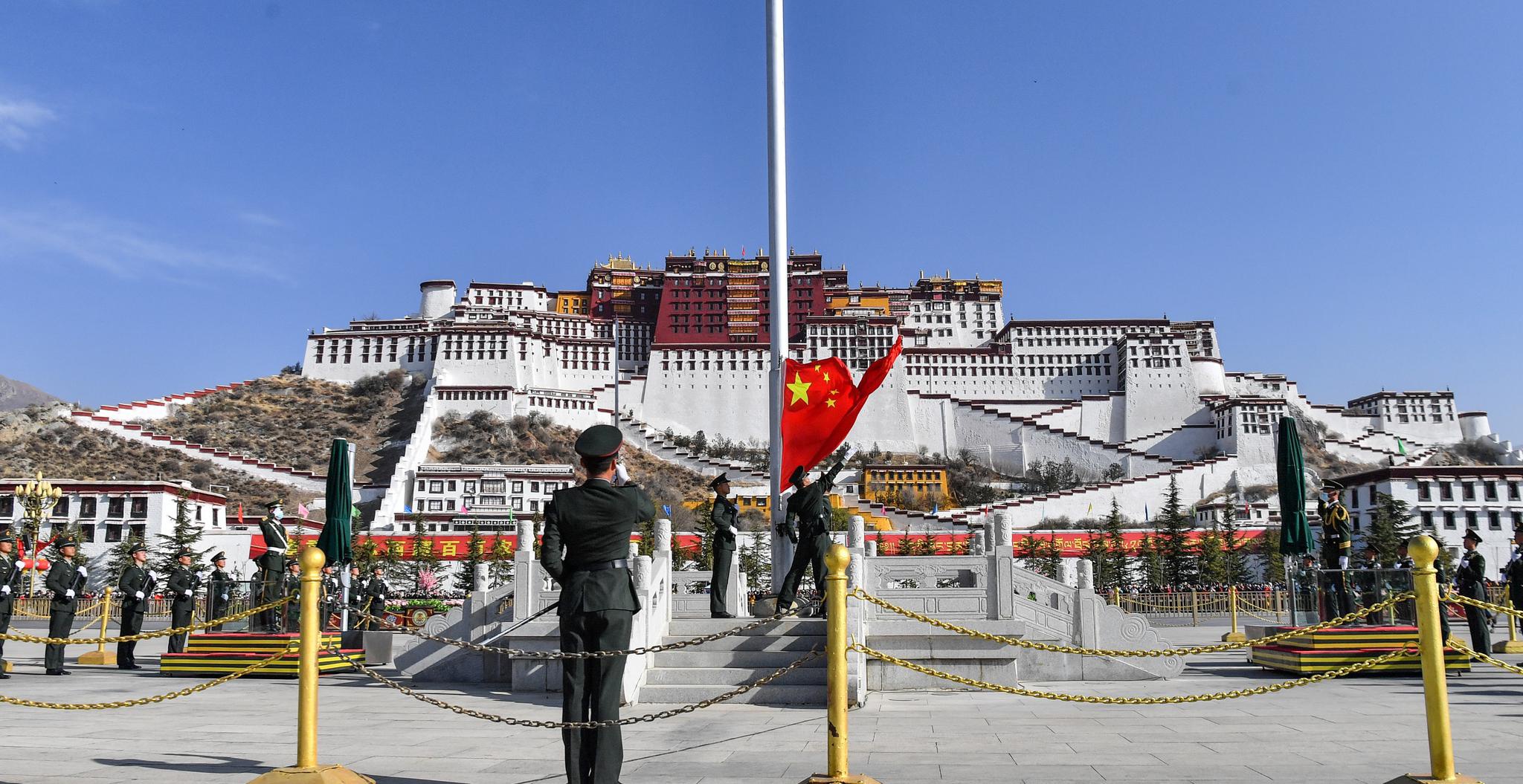 3月28日,群众在布达拉宫广场上合影留念,庆祝西藏百万农奴解放纪念