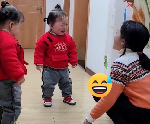 三妹和大姐吵架，二妹在旁边看，没想到却引火烧身，网友：太逗了