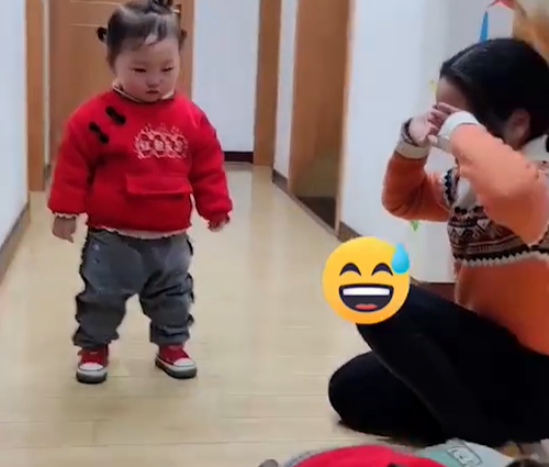 三妹和大姐吵架，二妹在旁边看，没想到却引火烧身，网友：太逗了