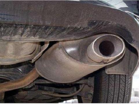 为啥凉车刚打着火尾气味特别大？积碳太多了吗？