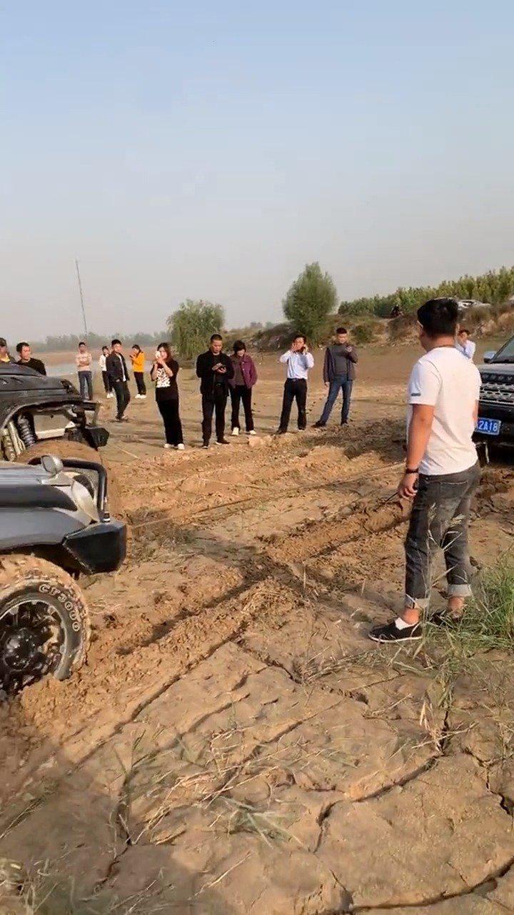 两台车都拽不动路虎，路虎的新款胎好看吗？