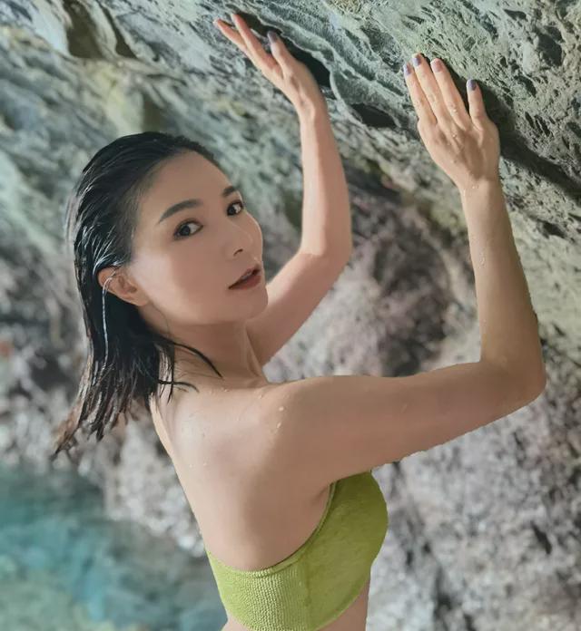 曾在奥运舞台被求婚，何姿今晒出海照，水蜜桃身材太吸引人了