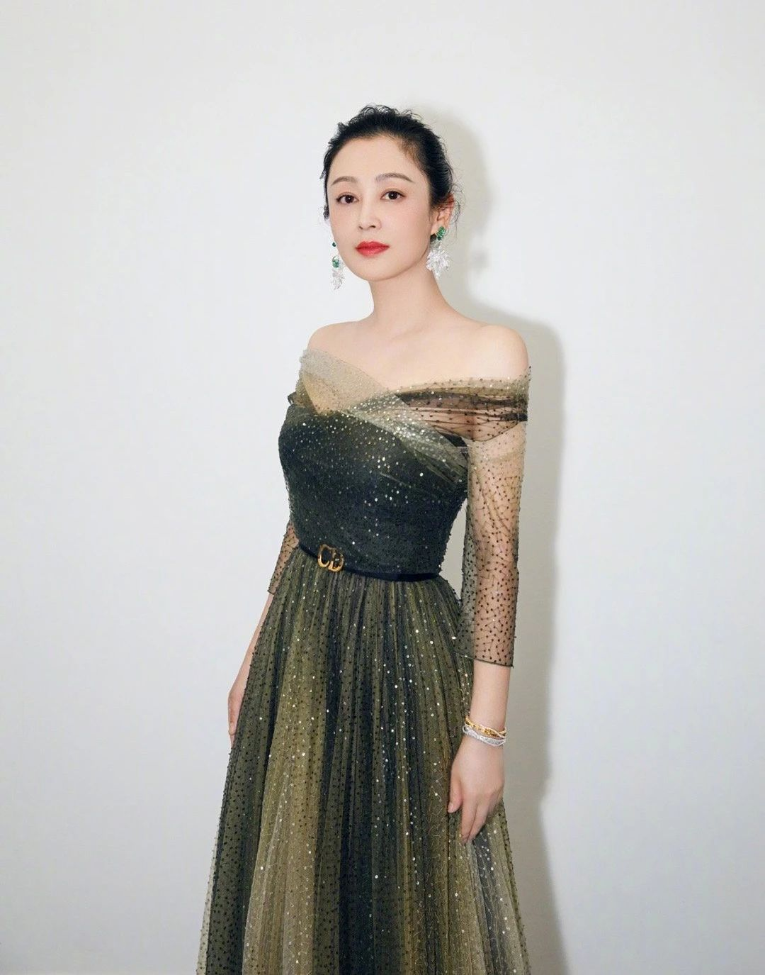 陈红是个有韵味的女人,黑色西装配白衬衫干练利落,成熟知性 陈红是个有韵味的女人,黑色西装配白衬衫干练利落,成熟知性