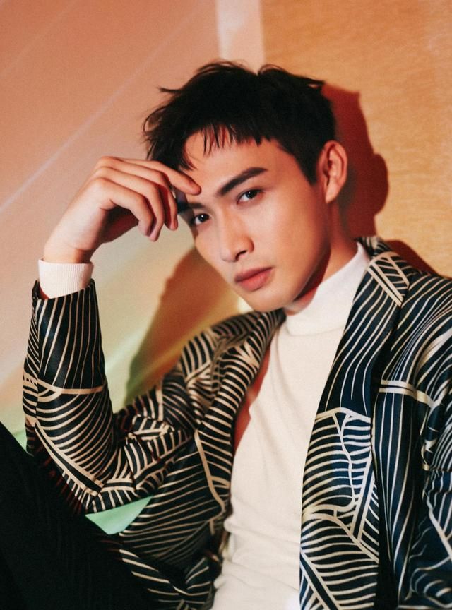 《暴风眼》2021热播剧《暴风眼》是由杨幂,张彬彬领衔主演的都市反谍