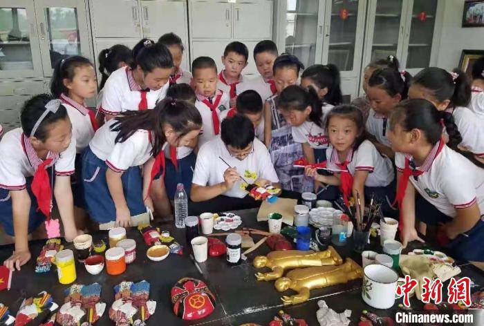 张学义经常参加非遗进校园、文博会等活动,每年还定期到乡村进行展览,展示非遗技艺,寻找感兴趣的弟子。黎城县融媒体中心供图