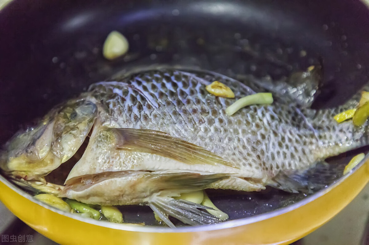 煎鱼不要再直接下油锅了，牢记这3个诀窍，不粘锅不破皮更鲜美