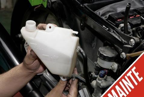 摩托车保养DIY,更换水箱精别忘了清洁副水箱
