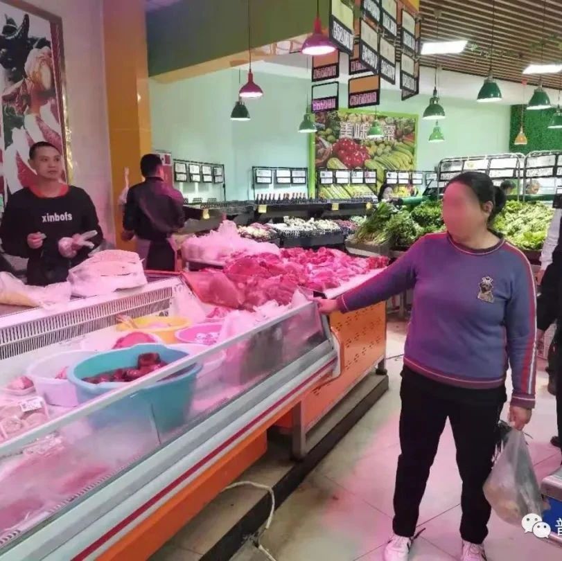 普宁一女子连续4天在超市“拿”猪肉被抓！