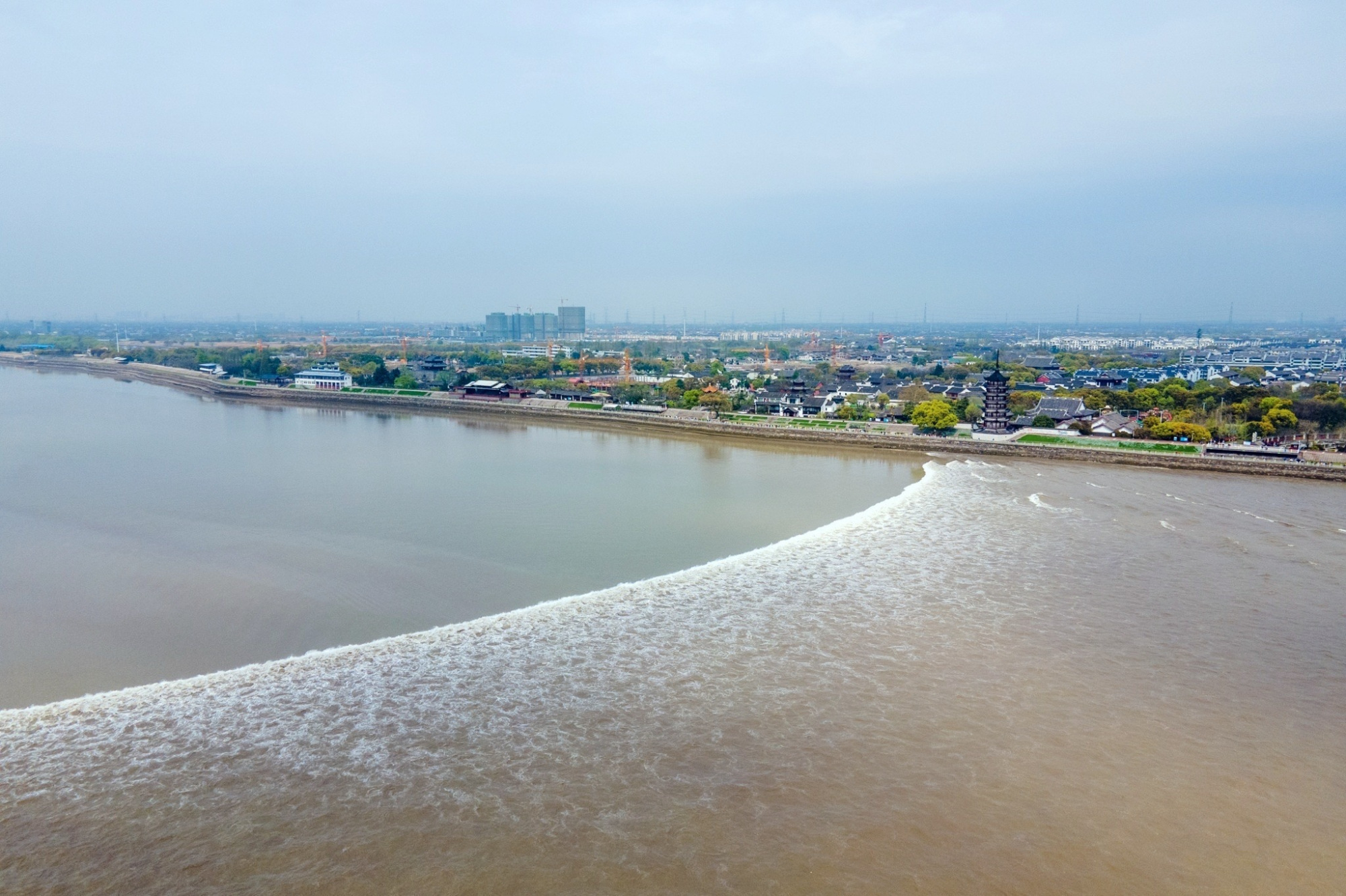 海宁观潮胜地公园，有着观潮第一胜地的美誉，你想去吗？