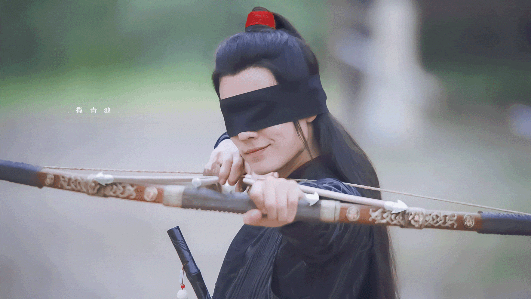 《陈情令》中,肖战饰演的魏无羡在百凤山蒙眼射箭,简直是射到了我心里