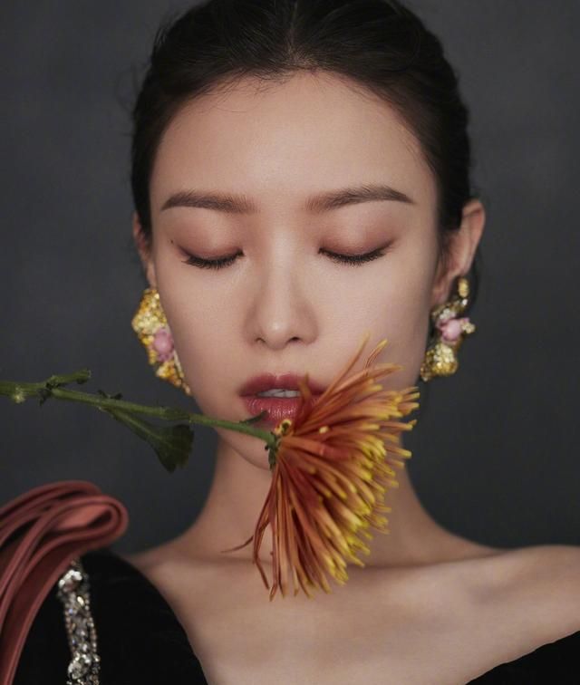 倪妮出席时尚芭莎年度派对,黑色礼服裙,性感复古的宫廷女神风