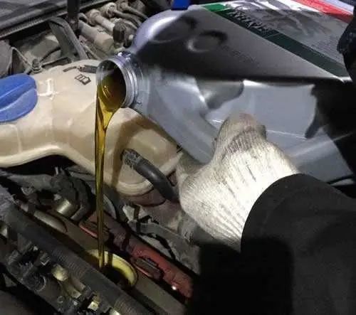 新手车友保养车子时最容易犯的三种错误，费钱还伤车