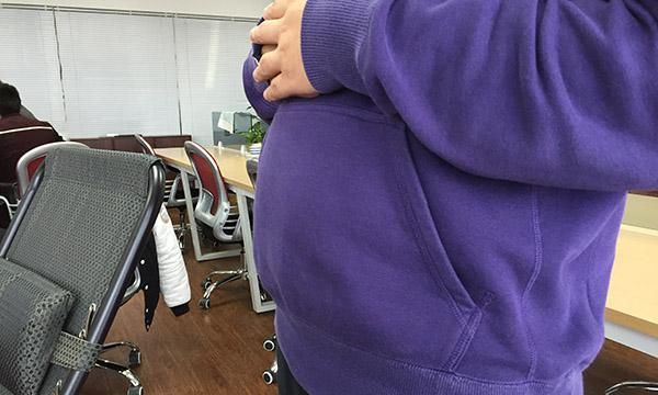 为什么有人明明不胖,但肚子却鼓鼓的?今天算是了解下