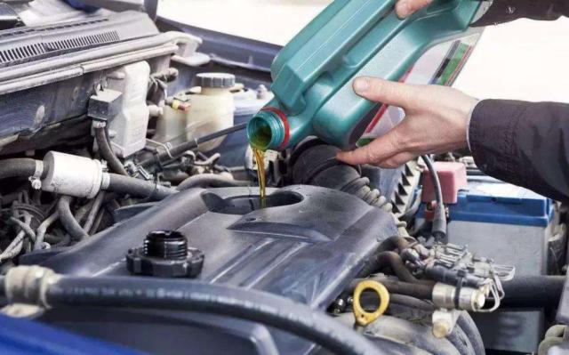 机油5000公里换一次？机修工：这才是正确更换时间