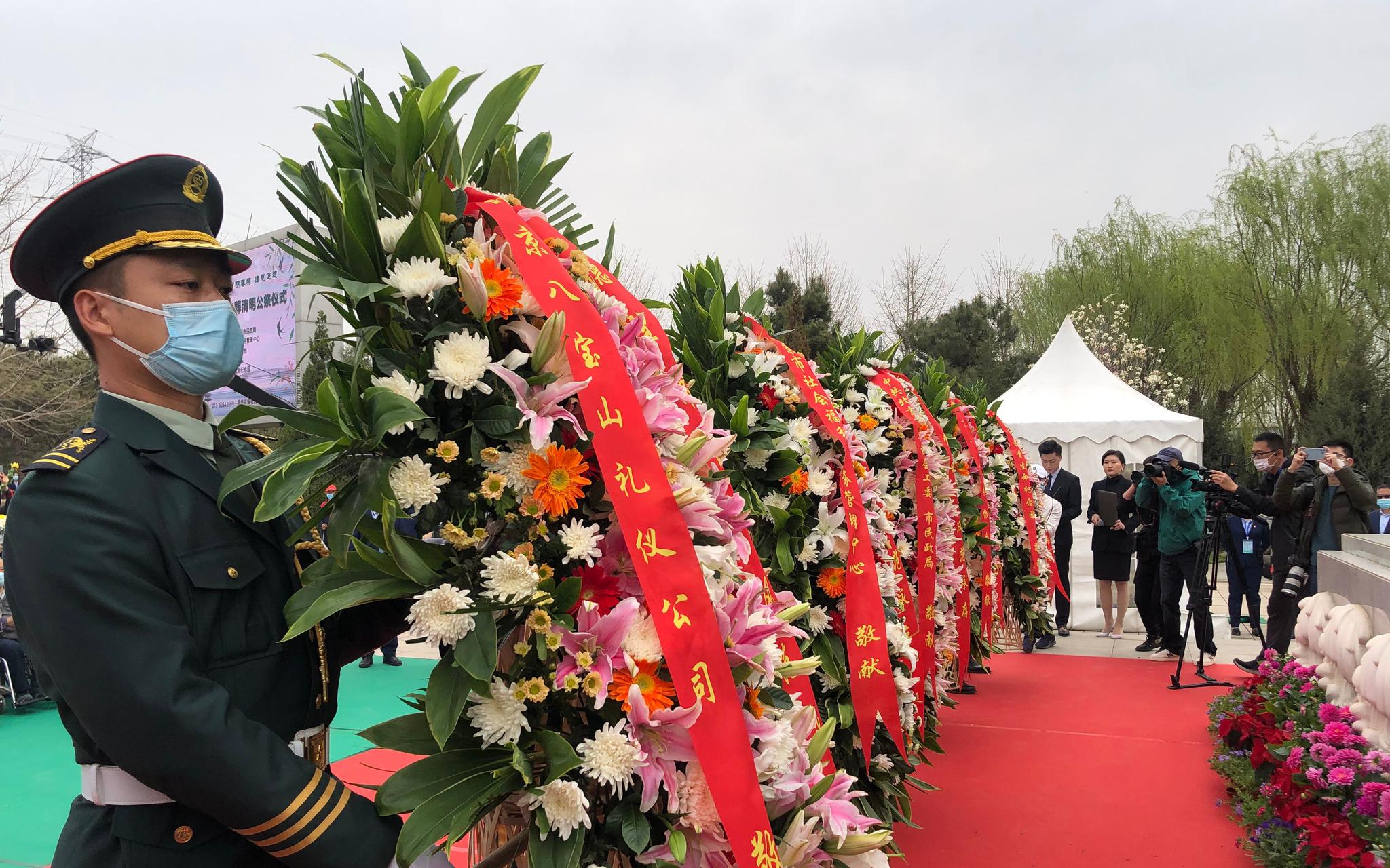 仪式现场,礼兵列队向生态葬纪念碑敬献花篮.新京报记者 罗晓静 摄
