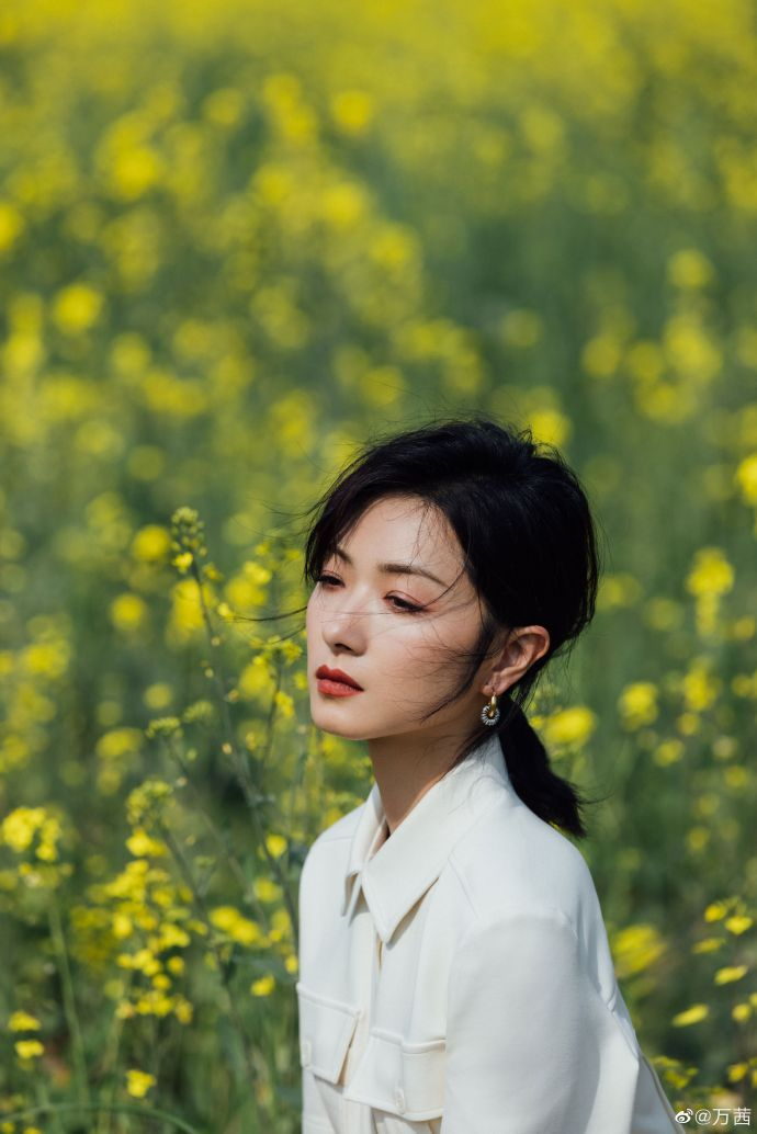 万茜转行包租婆？晒春日九宫格写真，网友开脑洞p图惹人爆笑