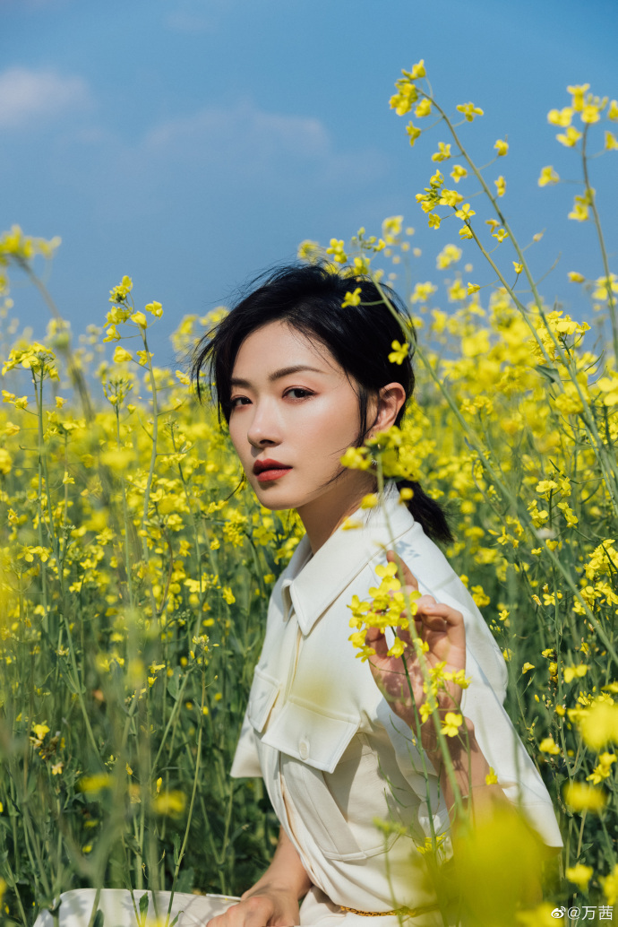 万茜转行包租婆？晒春日九宫格写真，网友开脑洞p图惹人爆笑