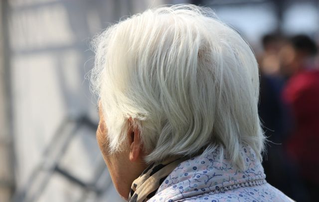 三十多岁白头发很多 女生白头发吃什么防止